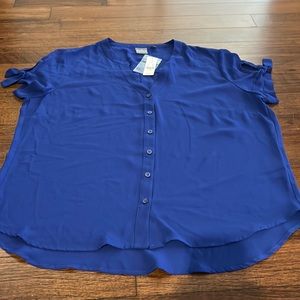 NWT Blue short sleeve button down top. Size XL